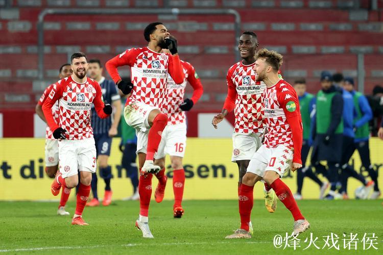 美因茨2-2逼平拜仁,成为近20年首支在客场从榜首球队拿分的队伍 美因茨2-2逼平拜仁,成为近20年首支在客场从榜首球队拿分的队伍