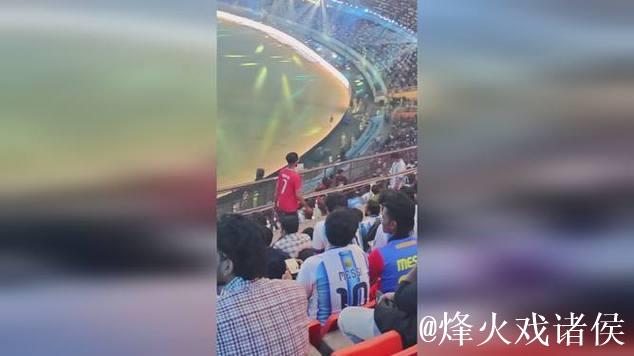 球迷大胆亮相!梅西印度见面会,一人穿C罗球衣穿梭看台 球迷大胆亮相!梅西印度见面会,一人穿C罗球衣穿梭看台